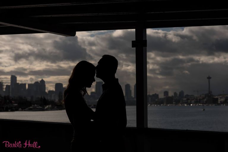 Sweet_Sillhouette_Seattle_Skyline_spaceneedle_engagement_portrait_colleen_Blaine